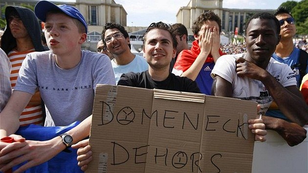 PROTI DOMENECHOVI. Francouztí fanouci koue Domenecha u národního týmu nechtjí.