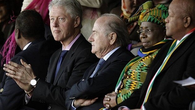 BRAVO. Bill Clinton (vlevo) tleská fotbalistm USA, vedle sedí éf FIFA Sepp Blatter.