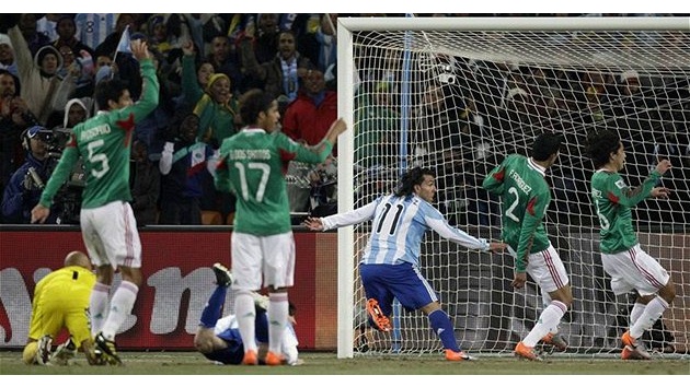 PODVOD. Argentinský útoník Carlos Tévez ví, e práv vstelil gól z ofsajdu.