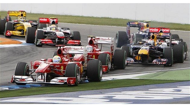 VEDL. Massa z Ferrari v ele Velké ceny Nmecka, závod ale nakonec vyhrál jeho stájový kolega Alonso.
