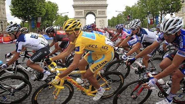 V PAÍI. Cyklisté projídí Champs-Elysées pi poslední, dvacáté etap Tour de