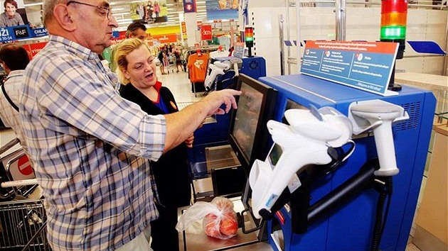 Hypermarket Tesco zavádí samoobslužné pokladny. Hypermarket Tesco zavádí samoobslužné pokladny.