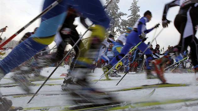 závodníci na trati skiatlonu v rámci MS v Oslu