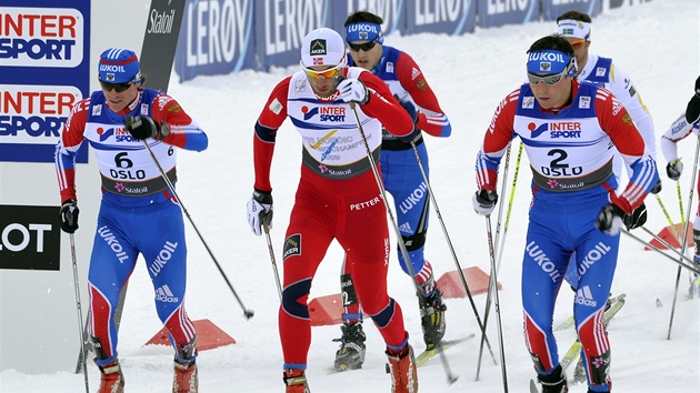 svtový ampion ve skiatlonu Petter Northug (v erveném)