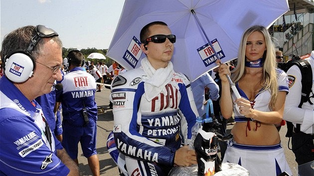 Tahle slečna byla Umbrella Girl stáje Fiat Yamaha loni Tahle slečna byla Umbrella Girl stáje Fiat Yamaha loni
