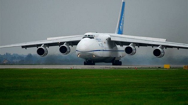 An-124 Ruslan - Letoun An-124 Ruslan pistává na ostravském letiti. Bude...