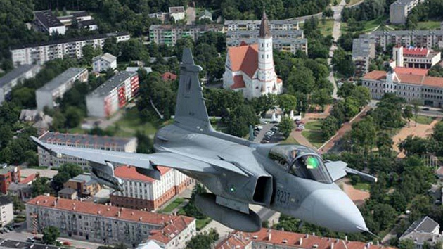 JAS-39 Gripen českého letectva při hlídkové misi v Pobaltí JAS-39 Gripen českého letectva při hlídkové misi v Pobaltí