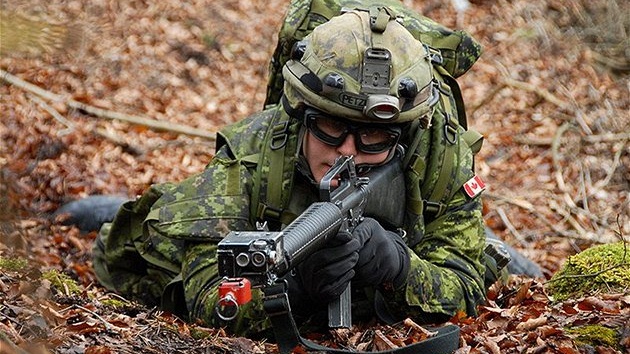 Mezi prkopníky s vyuitím digitálních potisk na uniformách patí kanadská armáda.