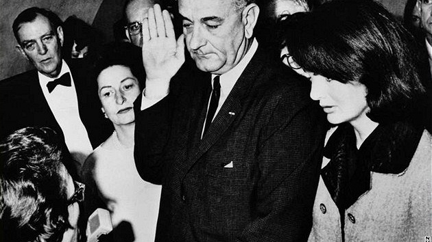 Lyndon Johnson sloil prezidentskou písahu jen hodinu a pl poté, co byl John Fitzgerald Kennedy prohláen za mrtvého.