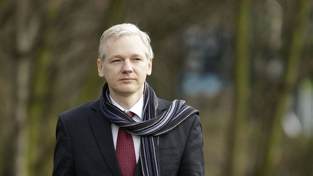 Julian Assange přichází k londýnskému soudu (24. února 2011) Julian Assange přichází k londýnskému soudu (24. února 2011)