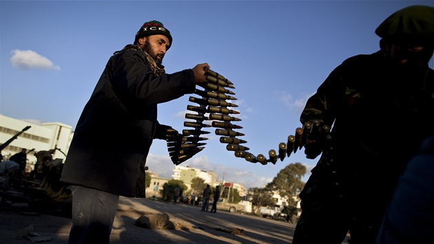 Povstalci pipravují v Benghází munici na boj s Muammarem Kaddáfím (28. února 2011)
