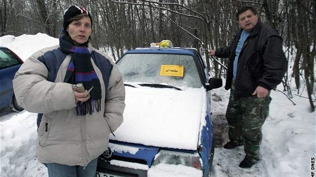 Rodina, která od října bydlí ve vraku auta. (27. 1. 2010) Rodina, která od října bydlí ve vraku auta. (27. 1. 2010)