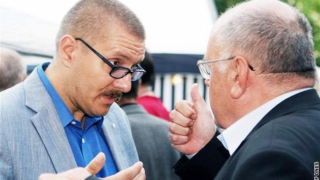 Poslanec ODS Daniel Petruška (vlevo) přesvědčuje senátora Jiřího Stříteského, že zvolení poslanci za ODS by měli dobrovolně odstoupit, aby se dostal do parlamentu. Poslanec ODS Daniel Petruška (vlevo) přesvědčuje senátora Jiřího Stříteského, že zvolení poslanci za ODS by měli dobrovolně odstoupit, aby se dostal do parlamentu.