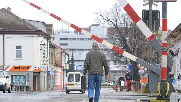 Na nkolika místech kraje policisté kontrolovali chodce a idie. zda neignorují výstraná ervená svtla a závory.