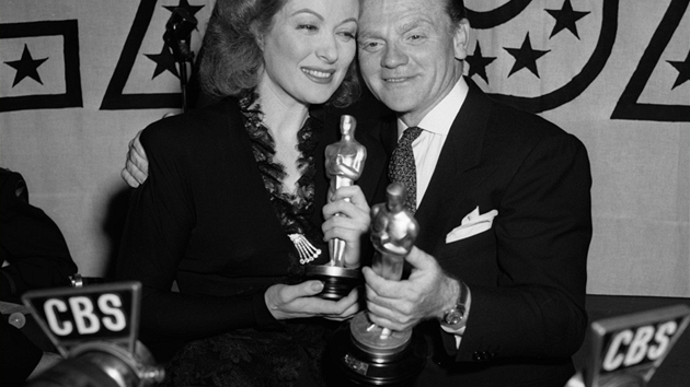 Herečka Greer Garsonová s Oscarem za za hlavní roli ve filmu Paní Miniverová pronesla nejdelší děkovnou řeč. Trvala více než pět minut. Na snímku s hercem Jamesem Cagnem. Herečka Greer Garsonová s Oscarem za za hlavní roli ve filmu Paní Miniverová pronesla nejdelší děkovnou řeč. Trvala více než pět minut. Na snímku s hercem Jamesem Cagnem.