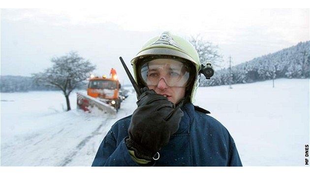 Na Pbramsku odstraovali silnii spolu s hasii popadan stromy. (11. ledna 2010)