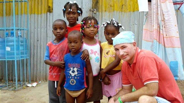 Rudolf Hrušínský pomáhá dětem na zemětřesením postiženém Haiti. Rudolf Hrušínský pomáhá dětem na zemětřesením postiženém Haiti.