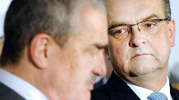 Miroslav Kalousek (vpravo) a Karel Schwarzenberg na tiskové konferenci strany TOP09 k pedstavení programových priorit pro volby do Poslanecké snmovny. (30. bezna 2010)