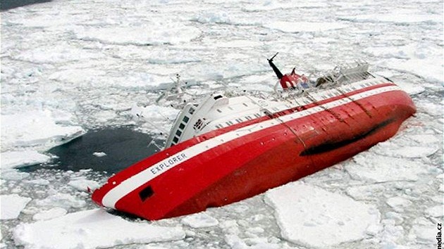 Poté, ce se u Antarktidy srazila výletní lo Explorer s ledovou krou, museli záchranái evakuovat více ne 150 pasaér. (23. listopadu 2007)