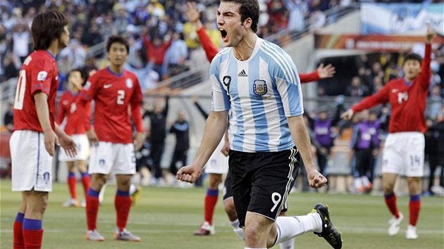 Argentinec Gonzalo Higuain se raduje ze vstřelené branky do jihokorejské sítě. (17. června 2010) Argentinec Gonzalo Higuain se raduje ze vstřelené branky do jihokorejské sítě. (17. června 2010)
