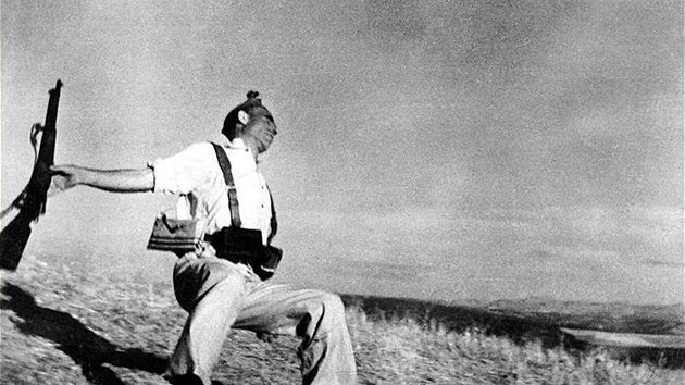 Republikán Federico Borrel García padá k zemi, zasaen nepátelskou kulkou na front v Cerro Muriano. (5. záí 1936)
