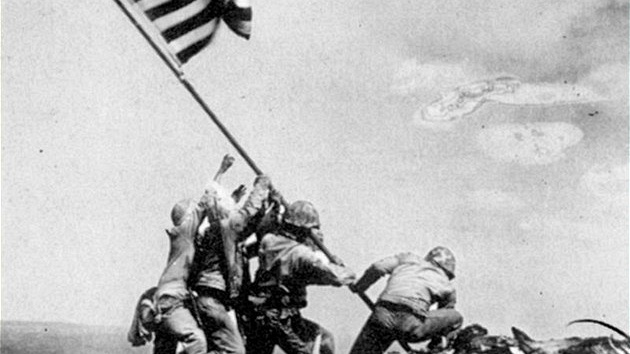 Vztyení americké vlajky na hoe Suribachi bhem boje u Iwodima v Japonsku....