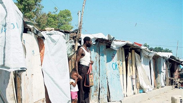 Provizorní přístřešky vznikají všude, v tomto případě mezi silničními pruhy na okraji Port-au-Prince. Provizorní přístřešky vznikají všude, v tomto případě mezi silničními pruhy na okraji Port-au-Prince.