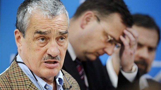 Lídři koaličních stran na tiskové konferenci po nočním jednání o rozdělení křesel ve vládě. Lídři koaličních stran na tiskové konferenci po nočním jednání o rozdělení křesel ve vládě.