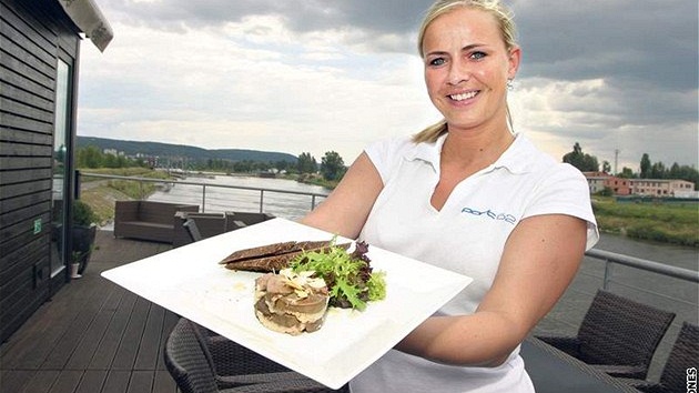 HUSÍ JÁTRA. Dáte-li si v pražské restauraci Port 62 husí játra s mandlemi, chybu neuděláte. Podávají se studená se zeleninou a chlebem. HUSÍ JÁTRA. Dáte-li si v pražské restauraci Port 62 husí játra s mandlemi, chybu neuděláte. Podávají se studená se zeleninou a chlebem.