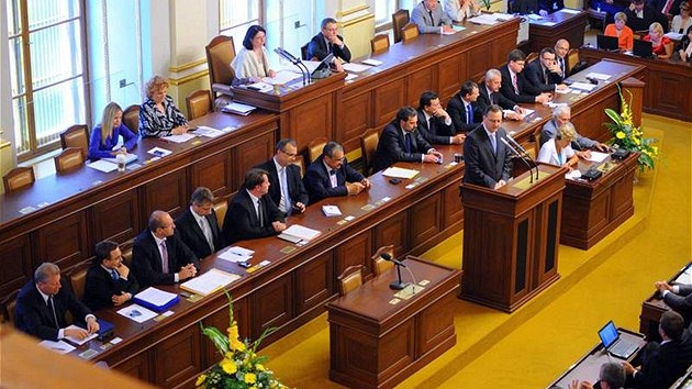 Premiér Petr Neas (vpedu vpravo) a lenové kabinetu pi jednání Poslanecké snmovny. (10. srpna 2010)