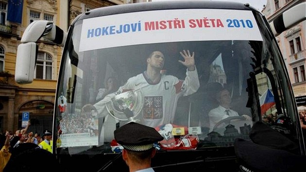 1. cena Lidé, o nich se mluví: Frantiek Ortmann, volný fotograf. Kapitán hokejist Tomá Rolinek s pohárem mistr svta na okn autobusu projídjícího davy fanouk a míícího na Staromstské námstí, Praha 24.5.2010