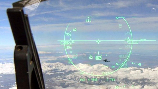 Zaměřovací průhledový displej amerického letounu F-16. Zaměřovací průhledový displej amerického letounu F-16.