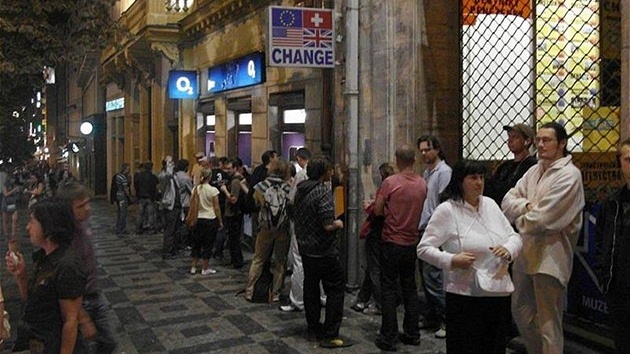 Půlnoční zahájení prodeje iPhonu 4 Půlnoční zahájení prodeje iPhonu 4