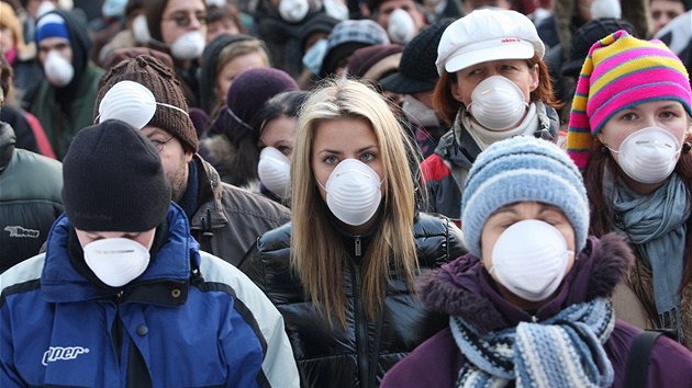 Lidé v roukách. kteí v Ostrav demonstrovali proti smogu. (17. prosince 2010)