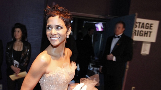 Halle Berry spchá na pódium