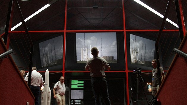 Kosmodrom v Kourou, Francouzská Guyana: ídicí stedisko letu. Na monitorech je...