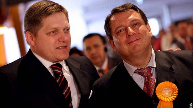 Pedseda SSD Jií Paroubek a slovenský premiér Robert Fico na sjezdu SSD (21. bezna 2009)