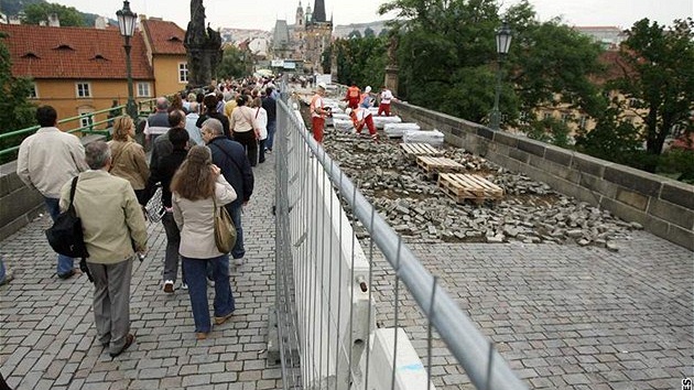 Turisté na Karlov most, kde práv probíhá generální rekonstrukce