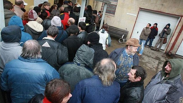 Fronta na sociální dávky ped chomutovským mstským úadem (23. února 2009)