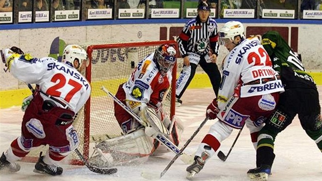 Druhý zápas finále play off hokejové extraligy Energie Karlovy Vary - Slavia Praha. Druhý zápas finále play off hokejové extraligy Energie Karlovy Vary - Slavia Praha.
