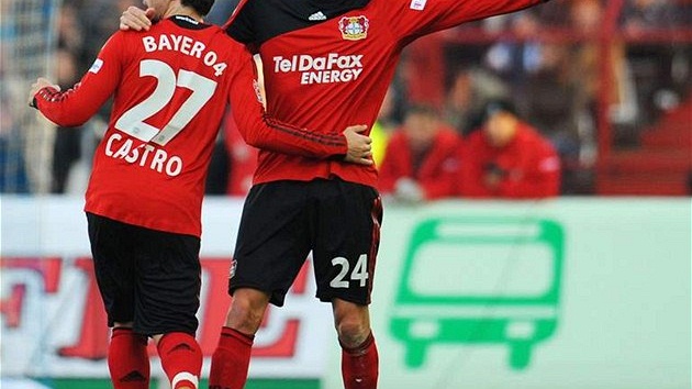 Leverkusen: Michal Kadlec (vpravo) a Castro Leverkusen: Michal Kadlec (vpravo) a Castro