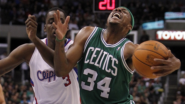 Opora Bostonu Paul Pierce je faulován v utkání proti Los Angeles Clippers. Opora Bostonu Paul Pierce je faulován v utkání proti Los Angeles Clippers.