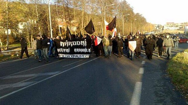 Pravicoví radikálové se vydali smrem k sídliti Janov.