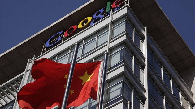 Čínská vlajka před budovou firmy Google v Pekingu Čínská vlajka před budovou firmy Google v Pekingu