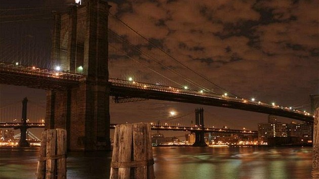 Brooklynský most v noci