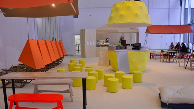 Letoní veletrh nábytku ve Stockholmu byl ve znamení optimistických barev a nových tvar