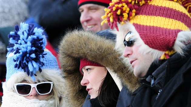 Diváci na tribun sledují utkání Heritage Classic hockey v Calgary.