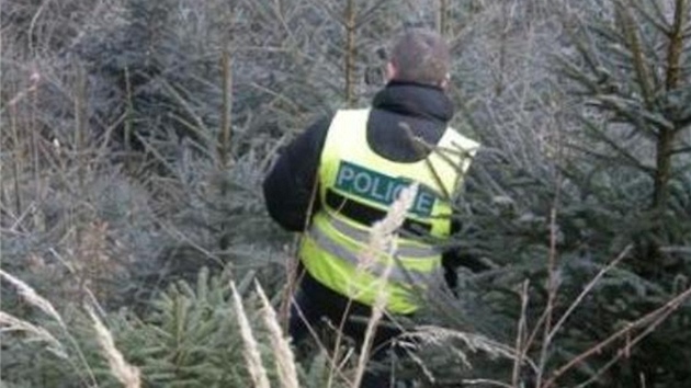 Policista během pátrací akce po pohřešované ženě prohledává lesík nedaleko Zlína. Policista během pátrací akce po pohřešované ženě prohledává lesík nedaleko Zlína.