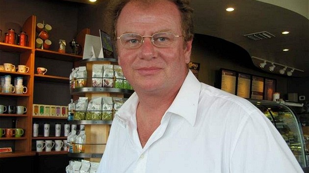 Viktor Kožený (Bahamy) se na své 47. narozeniny zastavil ve Starbucks. Viktor Kožený (Bahamy) se na své 47. narozeniny zastavil ve Starbucks.