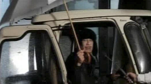 Muammar Kaddáfí se v krátkém televizním vystoupení kryl detníkem (22. února 2011)